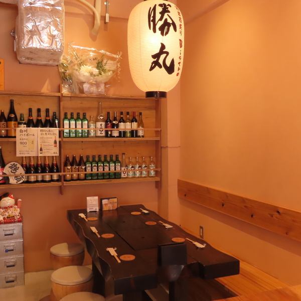 店内は和モダンをモチーフにしており、心地良くゆったり寛げる大人な隠れ家のような雰囲気となっております◎テーブルやカウンター席では、地元・神奈川の木材を使用した1枚板を使用しております。おひとり人様でのご利用を始め、友人や恋人などと一緒に楽しんでいただける空間です。皆さまのご来店お待ちしております！