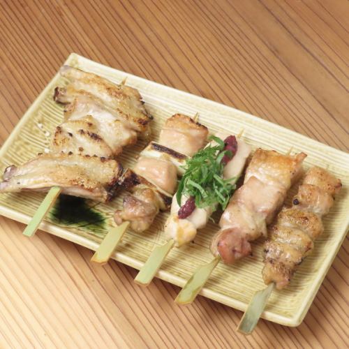 【大山雞×熔岩石烤】這家酒屋使用大山雞和新鮮的食材！您可以享用由技藝精湛的廚師烹製的熔岩石烤菜餚。
