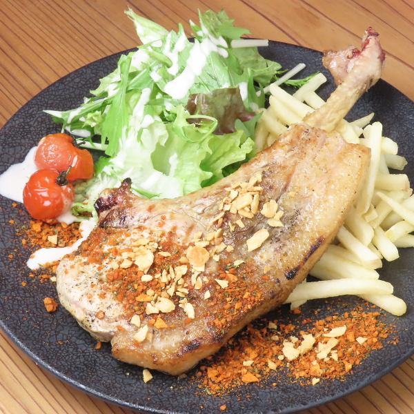 【スパイシーでボリューム満点◎】群馬の豚 山峰トマホークの豪快炙り(300g)友人と一緒にシェアも♪