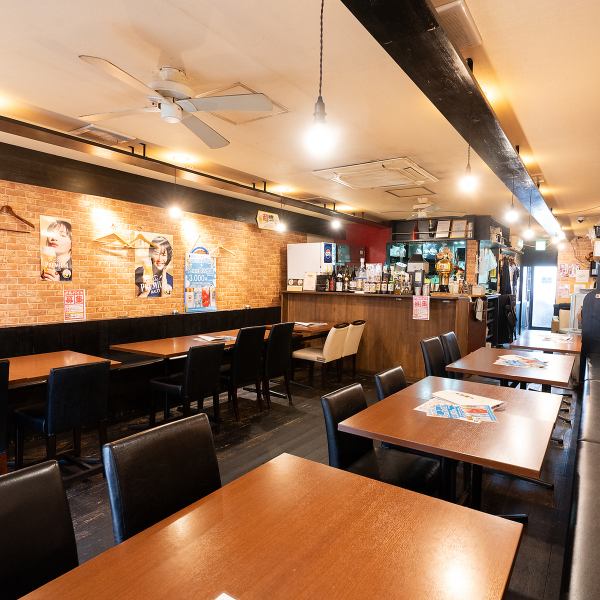 最大35名様迄ご利用可能な店内は貸切もOK！天井にはシーリングファンも付いていて換気も◎アットホームなパーティーやお集りの際に是非ご利用ください♪