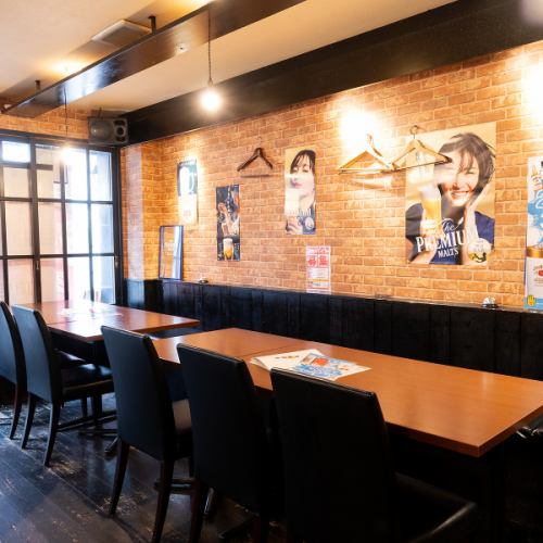 茶系で統一の落ち着く店内