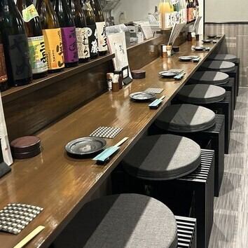 おひとり様歓迎！一人のリラックスタイムにぴったりなカウンター席。店主との会話を楽しむこともでき、料理についてのストーリーやおすすめの一品を直接聞くこともできます。カウンターには、さまざまなお酒が並び、自分好みのお酒を選びながらお料理を楽しむことができます！贅沢なひとときをお楽しみください♪
