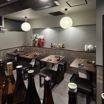 柔らかな照明が心地よい雰囲気の店内は、ゆったりと会話を楽しむのに最適です。友人や家族との食事、特別な日のディナーにもぴったりな空間です。落ち着いた環境で素敵な時間をお過ごしください！