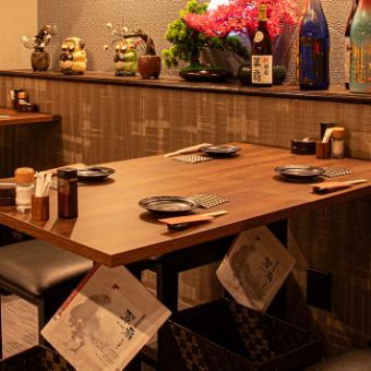 4人でご利用いただけるテーブル席をご用意しています。そのため3～4人での小規模の飲み会に最適な空間となっています。ぜひ、急な飲み会が決まった際などには当店をご利用ください。