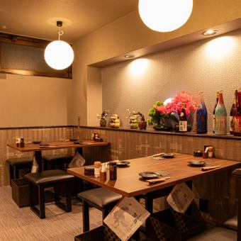 ウッドテーブルと明るい照明が落ち着いた雰囲気の演出している店内となっています。ご家族でのご利用や、会社終わりの急な飲み会など様々な用途で当店をご利用いただくことができます。ぜひご来店をお待ちしております。