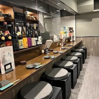 友人との楽しい会話や、一人でのリラックスタイムにぴったり◎カウンターには選りすぐりのお酒が並び、様々なお酒を楽しむことができます！