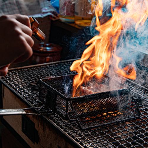 こだわりの地鶏を炭火で引き出す香ばしい風味