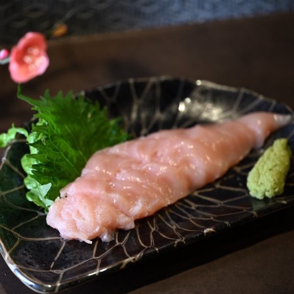 地鶏の魅力満載♪厳選された地鶏のささみ刺！淡白ながらも旨みがしっかりと感じられる逸品