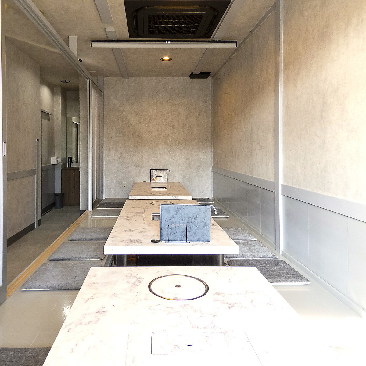 足を伸ばしてゆったりとくつろげる掘りごたつ席をご用意♪