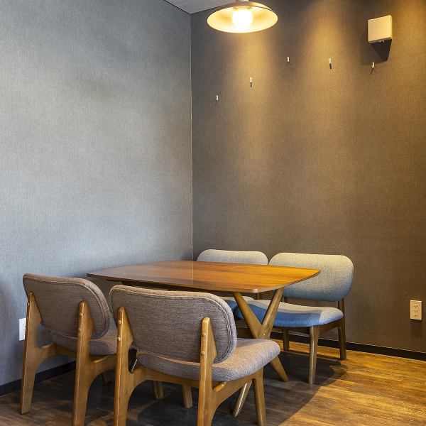 洗練された落ち着きを放つ店内は、まさに大人の隠れ家。カウンター席では日常を忘れる「ちょっと贅沢なひととき」をお過ごしいただけます。厳選された素材を活かした創作料理は、その一皿一皿が絵画のような美しさ。食事を優雅に演出します。豊富な料理メニューをご用意しております！ぜひ、ご堪能ください。