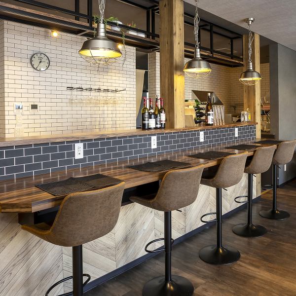 当店では、素材の個性を引き出した創作料理を、目でも楽しめる繊細な盛り付けでご提供しております。お一人でも寛げるカウンター席や、会話を愉しむテーブル席など、あらゆるシーンに寄り添う心地よい空気感が自慢です。デートにも◎お子様連れも歓迎です！ぜひ、お気軽にお越しください。