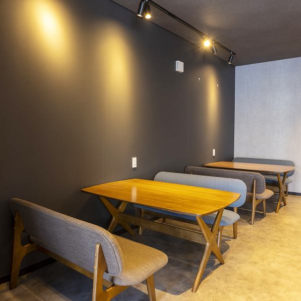 落ち着いた照明が灯る店内は、大切な人と語らう夜に最適な空間です。定番料理にひと工夫加えたこだわりの創作料理は、味はもちろん、運ばれてきた瞬間に歓声が上がるような華やかさが魅力。カウンターで肩を並べながら、五感を刺激する美しい料理と美酒をゆったりと堪能する、贅沢な夜をお過ごしください。