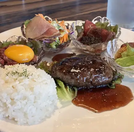燈光下略顯奢華的一盤菜