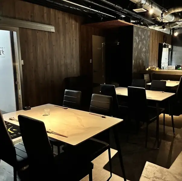 当店では、素材の個性を引き出した創作料理を、目でも楽しめる繊細な盛り付けでご提供しております。お一人でも寛げるカウンター席や、会話を愉しむテーブル席など、あらゆるシーンに寄り添う心地よい空気感が自慢です。デートにも◎お子様連れも歓迎です！ぜひ、お気軽にお越しください。