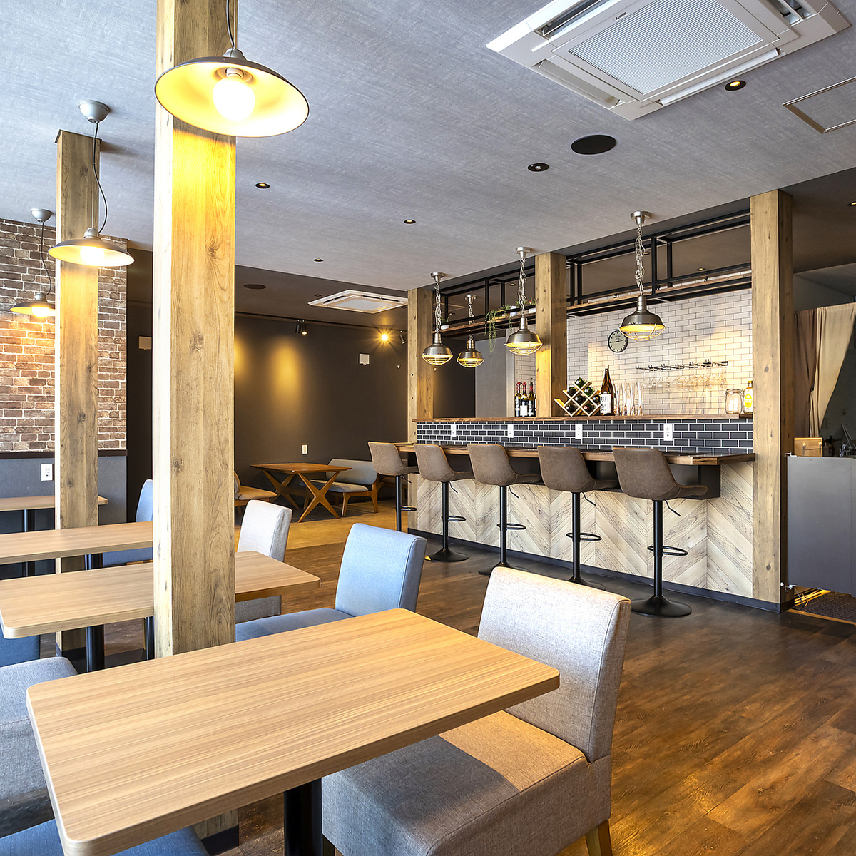 お洒落な店内でお食事をお楽しみください
