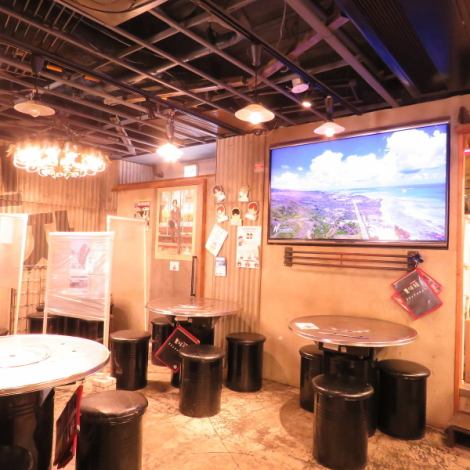 A stylish and lively store with a warehouse-like atmosphere★You can see PVs of Korean pop idols on two huge monitors that are easy to see from any seat♪Perfect for girls' nights, birthdays, etc.◎Can be reserved for up to 35 people!