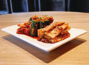 Baechu kimchi (Chinese cabbage kimchi) / Kakuteki (radish kimchi) / Oi kimchi (cucumber kimchi)