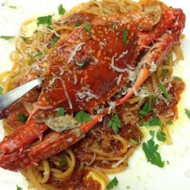 Linguine with crab and tomato sauce