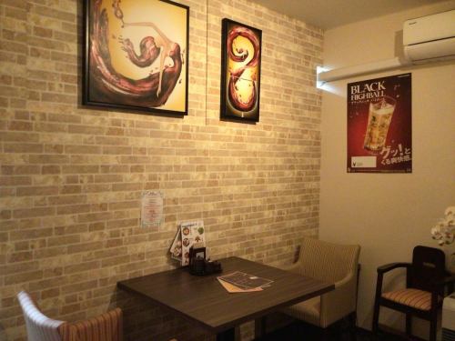 Table seating for 1-2 people.The walls have carefully designed interior decorations, allowing you to enjoy your meal in a stylish space.