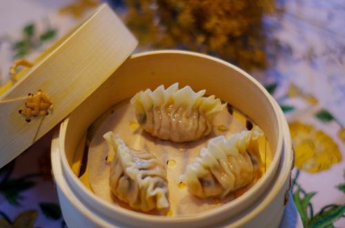 Steamed dumplings with shark fin, pork and vegetables