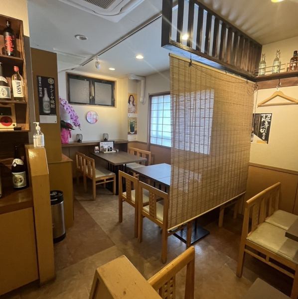 ２Fのテーブル席は２０席ございます。ファミリーやご宴会などでのご利用お待ちしております。