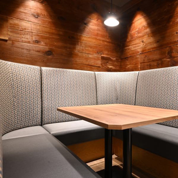 We have a private room suitable for the number of people ◎Pair seats are also available.We also have a banquet hall that can accommodate up to 40 people ☆ The calm space can be used not only for banquets, but also for various scenes such as girls' parties and joint parties. Please contact us.