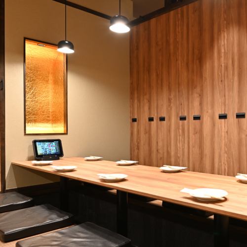 It is a completely private room with a sunken kotatsu.Enjoy delicious sake in a wide variety of rooms for entertaining, meetings, and family gatherings.