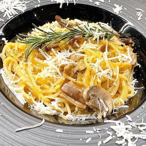きのことポルチーニ茸のクリームパスタ