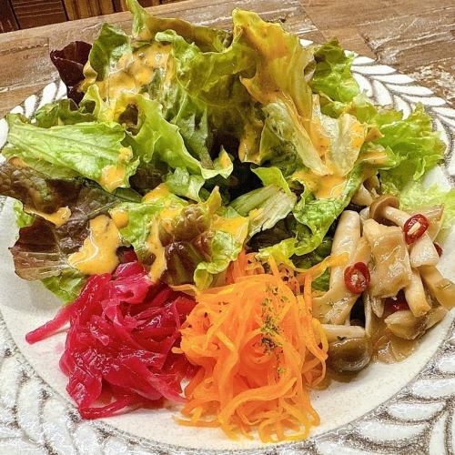 セットの前菜盛り合わせもボリューム満点