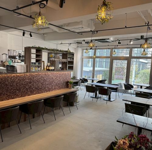 開放的な大きな窓も魅力