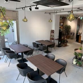 テーブルは動かせるため会社の懇親会や歓送迎会、結婚式の二次会など大人数の会場としてもぴったり！レイアウトのご相談も承ります！