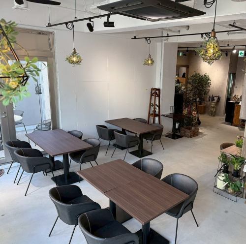 テーブルは動かせるため会社の懇親会や歓送迎会、結婚式の二次会など大人数の会場としてもぴったり！レイアウトのご相談も承ります！