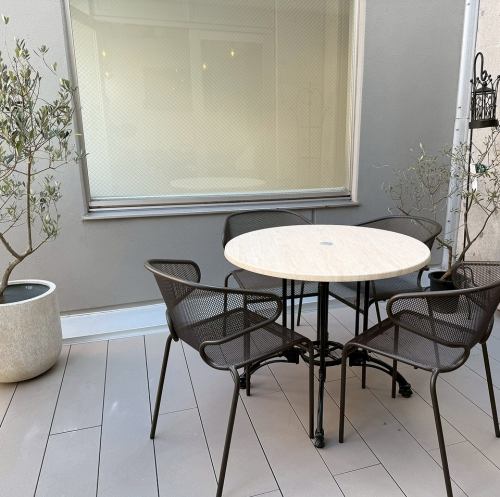 暖かい季節にはテラス席も開放いたします。心地よい風に吹かれながら気持ちの良いひとときを♪