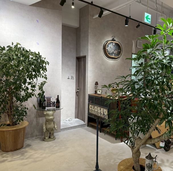 エレベーターを降りるとたくさんの植物がお出迎え♪【笑顔と会話があふれる、子供から大人まで楽しめる空間】がキャッチフレーズです☆