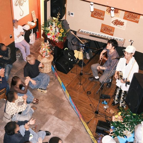 店内に一歩足を踏み入れると、まず目を引くのが本格的なステージ!毎晩繰り広げられる三線の生演奏は、音響にも徹底的にこだわっているため、臨場感たっぷりです。お誕生日にはサプライズのバースデーソング演奏も可能◎音楽と笑顔が絶えない空間で、大切な人との思い出作りをスタッフ一同全力でサポートいたします。