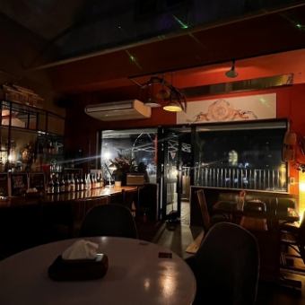 広々としたテーブル席は、ご友人同士の飲み会や、ご家族でのお食事に最適です。適度な距離感で会話も弾み、旬の沖縄料理を囲んで賑やかな時間を過ごせます。歓送迎会などの少人数宴会にも使い勝手が良く、どのお席からもステージの生演奏が見渡せるため、一体感のある楽しいひとときを演出。心温まる夜をお約束します。