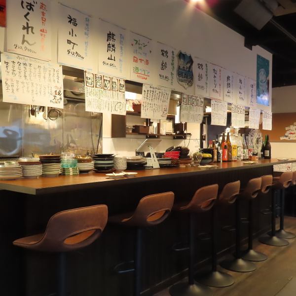 【海の幸を心ゆくまで楽しむ至福の時間】店内にはカウンター席を8席ご用意しており、本マグロをはじめとする旬の海の幸をゆっくり堪能できます。お一人様でのご来店も大歓迎！スタッフとの距離も近く、温かいコミュニケーションも楽しめます。ぜひ気軽にご来店いただき海の幸の美味しさと心地よさを存分にご体験ください！