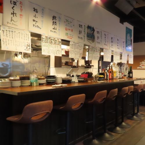 <p>【海の幸を心ゆくまで楽しむ至福の時間】店内にはカウンター席を8席ご用意しており、本マグロをはじめとする旬の海の幸をゆっくり堪能できます。お一人様でのご来店も大歓迎！スタッフとの距離も近く、温かいコミュニケーションも楽しめます。ぜひ気軽にご来店いただき海の幸の美味しさと心地よさを存分にご体験ください！</p>