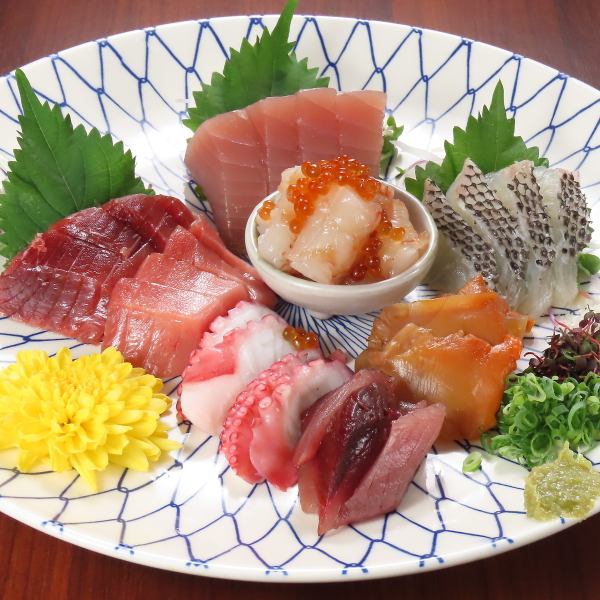 【店主が特別に仕入れた旬の海の幸を堪能できる】刺身盛り合わせ