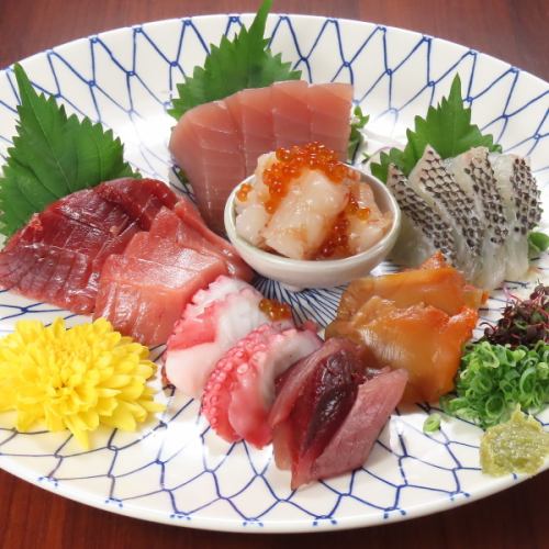 【店主が特別に仕入れた旬の海の幸を堪能できる】刺身盛り合わせ