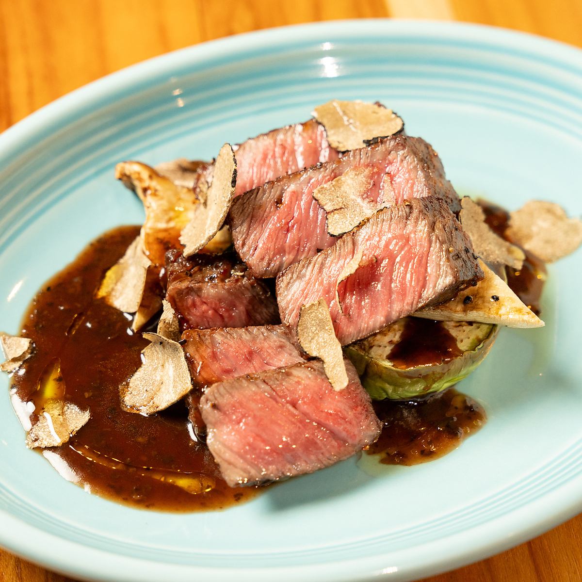 厳選した肉を使用した「炭火焼き」。