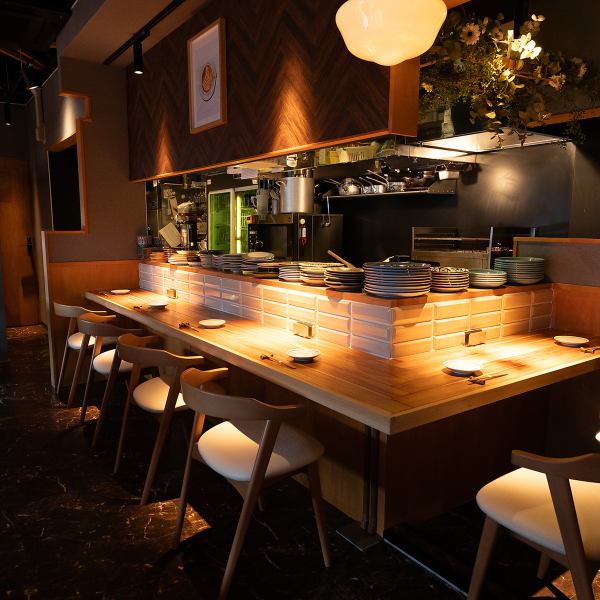 落ち着きのあるおしゃれな雰囲気を演出。手元は照明で照らされており、料理やお酒を綺麗に照らします。