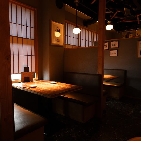 手元を照らす落ち着いた光でゆったりとした時間をお過ごしいただけます。ボックス席もあり、4名様でも広々とくつろいでいただけます。