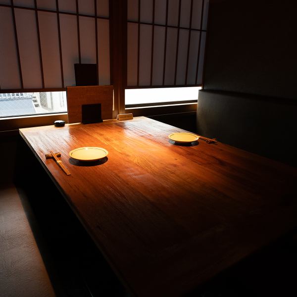 周りを気にせずお食事ができる空間がございます。記念日デートでお祝いするのにピッタリなお席です！