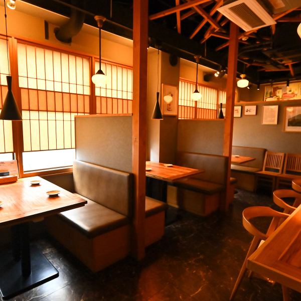 手元を照らす落ち着いた光でゆったりとした時間をお過ごしいただけます。ボックス席もあり、4名様でも広々とくつろいでいただけます。