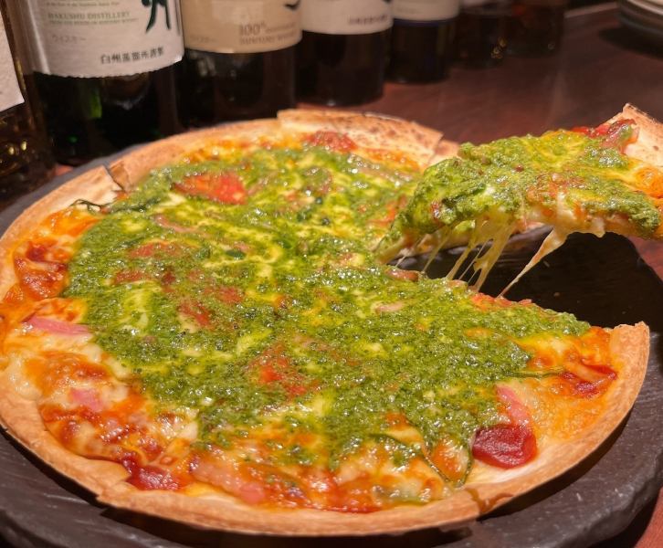 Smoked bacon and tomato pesto pizza