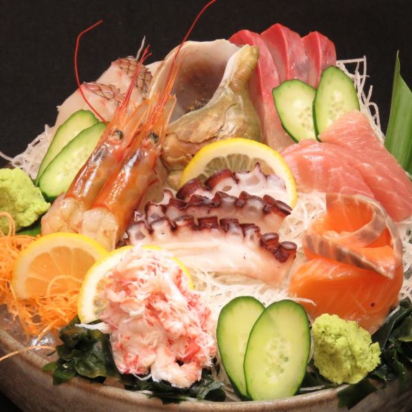 【오사카나테이 명물】니가타의 제철 해물이 이 한 접시에 응축!자랑의 회 회 모듬은 1430엔~(세금 포함)