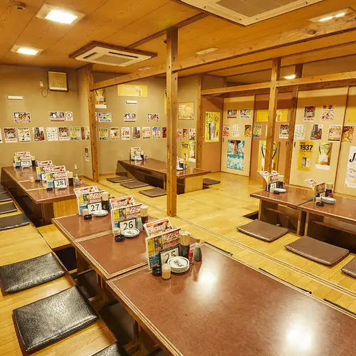 <p>【2階席貸切の最大70名様までの大規模宴会まで幅広くご対応◎】岡山駅徒歩2分!駅近!行きも帰りも楽々なアクセス抜群の酔っ手羽で宴会をしませんか?店内は大小様々なテーブル席を完備!宴会最大70名様までご予約承っております!人数に合わせてテーブルのレイアウト変更も可能ですので、気軽にごご来店ください♪】</p>