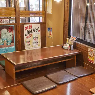気取らず落ち着く和みの店内…ワイワイと飲み会を楽しみたいお客様におすすめの座敷席!、少人数のお客様もフラッと気軽にご来店ください♪