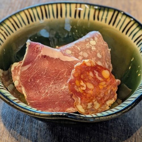生ハムとサラミの盛合わせ